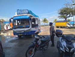 Aparat Satpolairud Polres Bone Lakukan Pengamanan Aktivitas Penyeberamgan di Dermaga Pelabuhan Bajoe