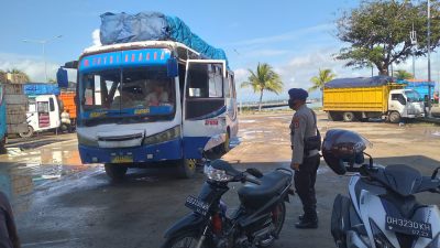 Aparat Satpolairud Polres Bone Lakukan Pengamanan Aktivitas Penyeberamgan di Dermaga Pelabuhan Bajoe