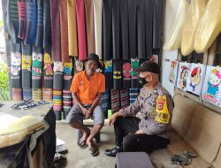Melalui Door to Door System, Bhabinkamtibmas Polsek Kahu Polres Bone Sampaikan Ini ke Warganya