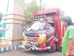 Bersama Petugas Palang, Polisi Lakukan Pengaturan Kendaraan yang Baru Tiba di Pelabuhan Bajoe