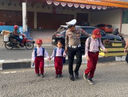 Comanderwish Pagi, Polisi di Bone Bantu Seberangkan Anak Sekolah