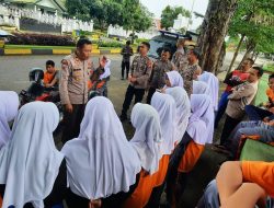 Sambangi Pelajar, Kasat Binmas Polres Bone Bersama Personelnya Berikan Penyuluhan dan Himbauan Kamtibmas, Begini Isinya