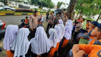 Sambangi Pelajar, Kasat Binmas Polres Bone Bersama Personelnya Berikan Penyuluhan dan Himbauan Kamtibmas, Begini Isinya