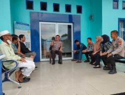 Duduk Bersama Dengarkan Curhatan Pengguna Jasa, Wakapolsek Bersilaturahmi dengan Melaksanakan Jum’at Curhat