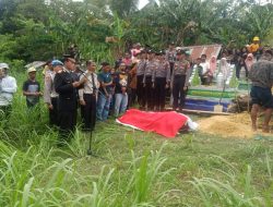 Kapolsek Palakka Polres Bone Bertindak Selaku Irup Pada Upacara Pemakaman Aipda H. Jumadi