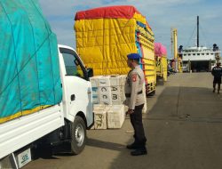 Ciptakan Kamtibmas yang Kondusif, Personel Satpolairud Polres Bone Pantau Aktivitas Penyeberangan di Pelabuhan Bajoe