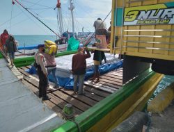 Lakukan Pengawasan Dan Polmas Perairan, Satpolairud Polres Bone Ingatkan Keselamatan Kerja Kepada Buruh Pelabuhan