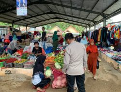 Berikan Rasa Aman Pengunjung Pasar Tradisional, Kanit Samapta Polsek Salomekko Intensifkan Patroli Pasar tradisional