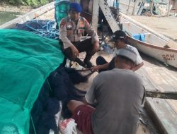 Sambangi Nelayan, Satpolairud Polres Bone Periksa Alat Tangkap Ikan dan Sampaikan Himbauan Kamtibmas Perairan