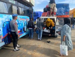 Pastikan Aman, Personel Polsek Pelabuhan Bajoe Laksanakan Pengawasan dan Pemeriksaan Kendaraan