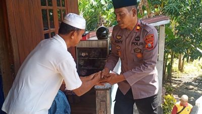 Kades Lea Sakit, Polsek Tellu Siattinge Mengunjungi Kepala Desa Lea di Kediamannya