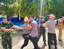 Kompak, Bhabinkamtibamas Bersama Babinsa Barebbo Bersatu Menarik Pohon yang Ditebang