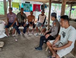 Pastikan Situasi Kamtibmas Kondusif, Bhabinkamtibmas Desa Barugae Polsek Lamuru Sambang ke Warga Binaannya