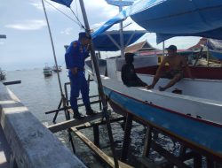 Pantau Proses Pembuatan Kapal, Satpolairud Polres Bone Ajak Pekerja Kapal Jaga Keamanan dan Kebersihan Pantai