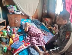 Wujudkan Kepedulian Sesama, Kanit Binmas Polsek Barebbo Jenguk Warganya yang Sakit