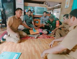 Bhabinkamtibmas Bersama Bhabinsa dan Pemerintah Desa Bersinergi Bantu Warga Kurang Mampu