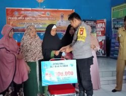 Bhabinkamtibmas Polsek Awangpone Polres Bone Pantau Penyaluran Bantuan Bulan Maret 2023 Didesa Mallari