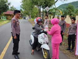 Jelang Buka Puasa, Polsek Tonra Bagi-Bagi Takjil ke Warga yang Lewat Depan Mapolsek