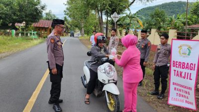 Jelang Buka Puasa, Polsek Tonra Bagi-Bagi Takjil ke Warga yang Lewat Depan Mapolsek