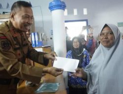 Tidak ada Pemerintah Yang Mau Lihat Rakyatnya Susah ini Pesan Wabub Saat Menyerahkan Bantuan Kepada Penjual Ikan