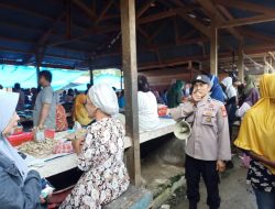 Kapolsek Sibulue Jelang Idul Fitri Lakukan Pelayanan Kepolisian di Pasar