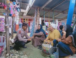 Beri Rasa Aman, Bhabinkamtibmas Polsek Ulaweng Sambang Pasar