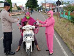 Berkah Ramadhan, Personel Polsek Ajangale Bersama  Bhayangkari Berbagi Takjil di Jalan Raya