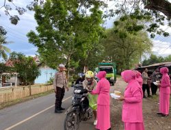 Kapolsek Bersama Personel Polsek Bengo Serta Bhayangkari Gelar Bagi Takjil di Bulan Suci Ramadhan 1444 H