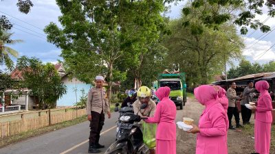 Kapolsek Bersama Personel Polsek Bengo Serta Bhayangkari Gelar Bagi Takjil di Bulan Suci Ramadhan 1444 H