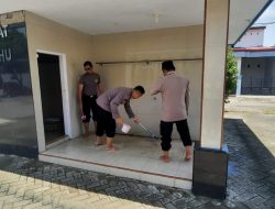 Polisi Tauladan, Personel Sat Binmas Polres Bone Bersihkan WC Mesjid Al-Muhajirin BTN Pepabri Bone