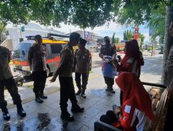 Personel Sat Binmas Polres Bone Sambangi Masyarakat Pengunjung Taman Bunga Bone Dalam Rangka Peduli Harkamtibmas