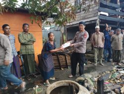 Kapolsek Cenrana Polres Bone Berikan Bantuan kepada Korban Bencana Kebakaran
