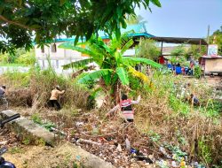 Kompak, Bhabinkamtibmas Bersama Masyarakat Gotong Royong Membersihkan Sungai