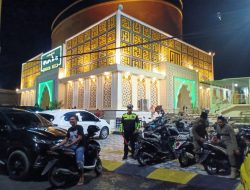Ibadah Shalat Tarawih, Sat Lantas Polres Bone Beri Pelayanan Prima Lewat Pengaturan Lalu Lintas di Depan Masjid
