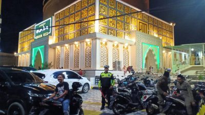 Ibadah Shalat Tarawih, Sat Lantas Polres Bone Beri Pelayanan Prima Lewat Pengaturan Lalu Lintas di Depan Masjid