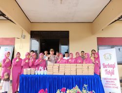 Personel Polsek Patimpeng Bersama Ibu Bhayangkari Bagi Takjil Jelang Buka Puasa
