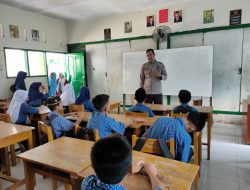 Peduli Anak Sekolah, Kanit Binmas Polsek Barebbo Berikan Himbauan Kamtibmas