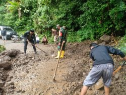 Bhabinkamtibmas Bersama Babinsa Serta Warga Gotong Royong Bersihkan Material Longsor yang Menutupi Akses Jalan