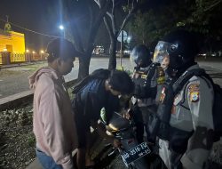 Unit Turjawali Memberikan Edukasi Terhadap Pengendara yang Menggunakan Knalpot Brong