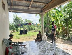 Bhabinkamtibmas Polsek Kahu Polres Bone Melaksanakan Door to Door System di Desa Binaannya