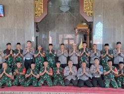 Kapolres Bone Jaga Ukhuwah Sholat Berjamaah Dengan TNi Polri