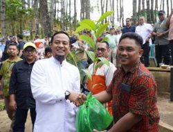 Peduli Lingkungan Gubernur Sulsel Bersama Siswa Andalan Tanam 300 Ribu Pohon