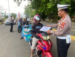 Bagikan Brosur dan stiker di Jalan Cara Sat Lantas Polres Bone Himbau Keselamatan Pada Pengendara