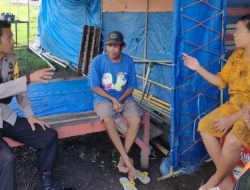 Ngobrol Bersama Warga, Bhabinkamtibmas Sampaikan Himbauan Kamtibmas dan Salurkan Sarana Kontak