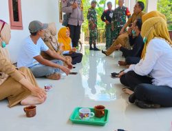 Bhabinkamtibmas Bersama Babinsa Komsos dengan Ibu-Ibu Kader di Desa Binaannya