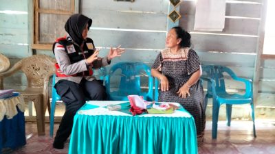 Sambang Desa, Aipda Suhati Meminta Masyarakat Mengutamakan Pendidikan Agama Dalam Keluarga