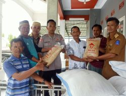 Bhabinkamtibmas Dampingi Pemerintah Desa Lakukan Penyaluran Benih Padi Kepada Petani  Di Wilayah Binaannya