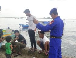 Cuaca Tidak Menentu, Petugas Satpolairud Polres Bone Himbau Nelayan Tetap Waspada