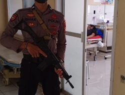 Personel Sat Samapta Berikan Pengamanan kepada Tahanan yang Sedang Rawat Inap