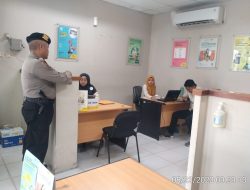 Personel Sat Samapta Berikan Himbauan Kamtibmas kepada Nasabah di Kantor Adirah
